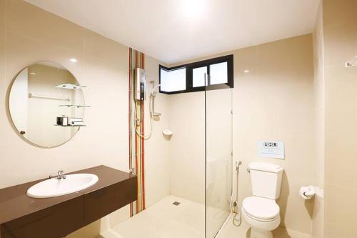 宋卡豪华公寓的一间带卫生间、水槽和镜子的浴室