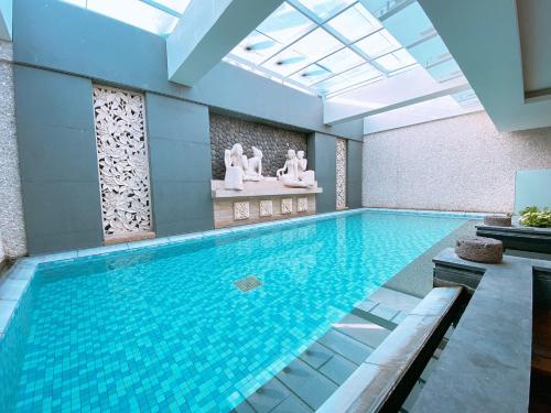 虎尾镇风华渡假旅馆 的一个带大型蓝色游泳池的游泳池