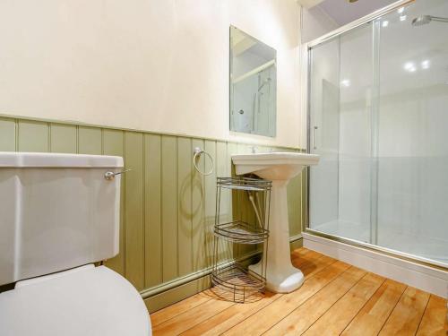 凯西克Oak Lodge的浴室配有卫生间、盥洗盆和淋浴。