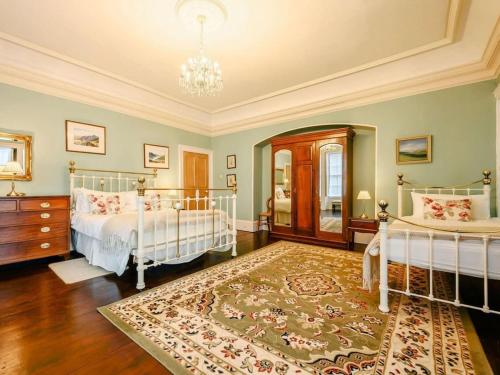 凯西克Oak Lodge的一间带两张床的卧室和地毯