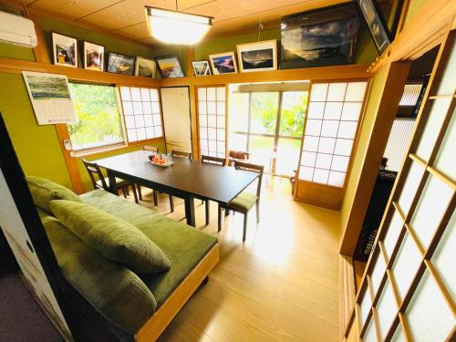 Nosegawa云海民宿的一间带桌子和桌椅的用餐室