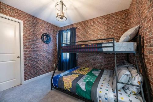 奥兰多Charming Disney Vacation Home - 5 bedrooms的卧室设有2张双层床,位于砖墙内