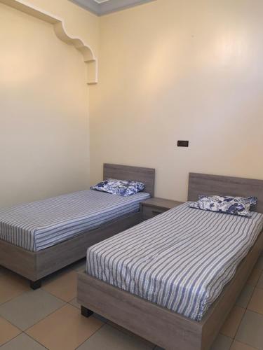 胡塞马Al houceima的两张睡床彼此相邻,位于一个房间里