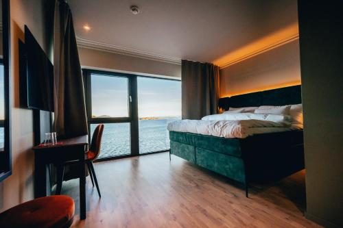 HerløBiologen Herdla的一间卧室配有一张床,享有海景