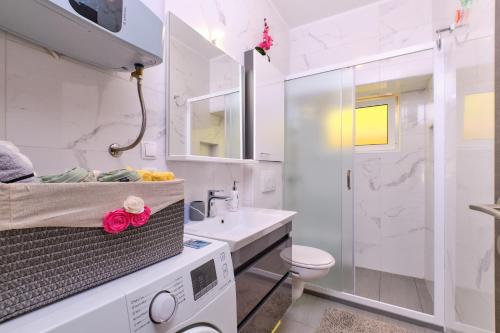 木洛希尼SNJEŽANA的白色的浴室设有水槽和卫生间。