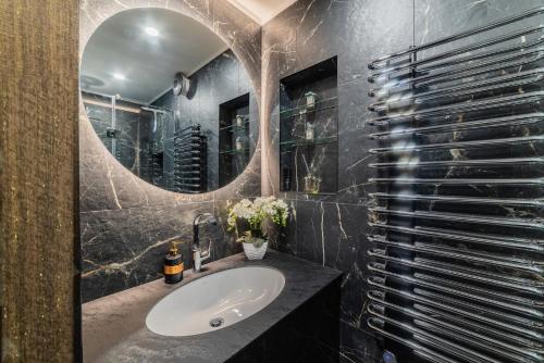希奥利艾E. D. Elite Apartment的一间带水槽和镜子的浴室