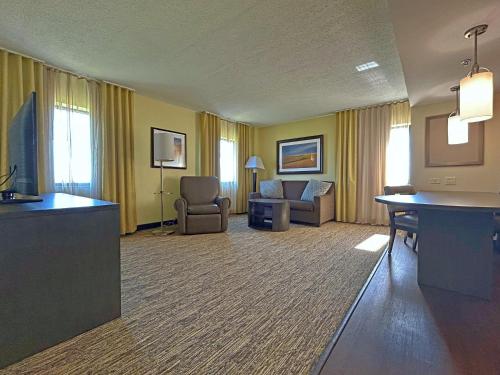 印第安纳波利斯印第安纳波利斯市区医疗区烛木套房酒店的大型酒店客房,设有起居室