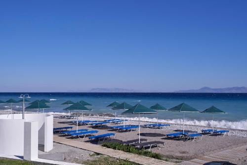 伊利索斯Labranda Blue Bay Resort的海滩上设有椅子和遮阳伞,还有大海