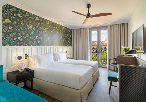 巴塞罗那H10卡萨诺瓦酒店的卧室设有一张白色大床和一扇窗户。