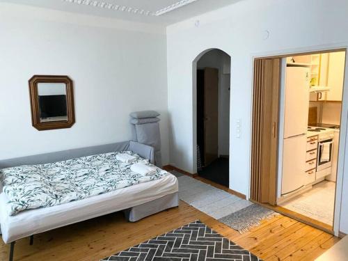 赫尔辛基KAMPPI - Perfect location right in Helsinki center的一间白色卧室,配有床和厨房
