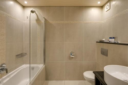 贝尔维尔开普敦泰格谷万豪Protea酒店的带淋浴、卫生间和盥洗盆的浴室