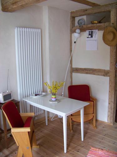 萨斯尼茨Gemütliches kleines Studio in Alt Sassnitz的客房内的白色桌椅