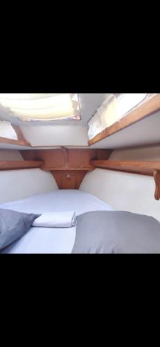 阿格德角chez will的两张双层床,配有白色床单和枕头