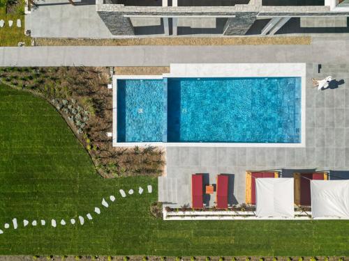 新马尔马拉斯Amyntas Seafront Hotel的享有庭院游泳池的顶部景色