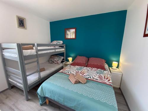 阿尔勒Auberge des Plaines - Appartements avec terrasse的一间带双层床和梯子的小卧室
