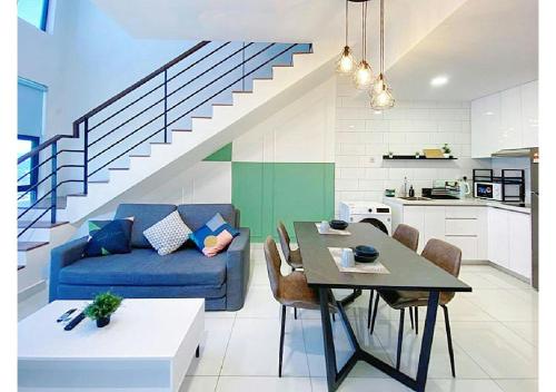 吉隆坡Arte Mont Kiara By The Relaxstay的客厅配有蓝色的沙发和桌子