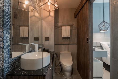 苏林海滩Palmyrah Surin Beach Residence的一间带水槽和卫生间的浴室