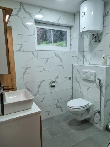 库伦瓦库夫Private beach holiday home Ilan的白色的浴室设有卫生间和水槽。