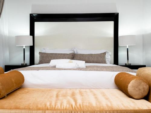 SibasaRoyal Lodge的一间卧室配有一张大床和大床头板