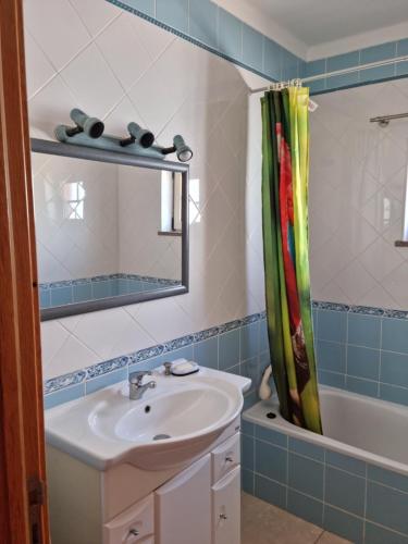 费拉古多Serra e Mar Ferragudo的浴室配有盥洗盆、镜子和浴缸
