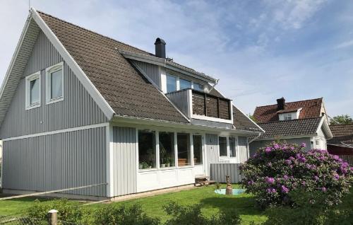 龙讷比Standard swedish family house的带阳台的灰色房屋