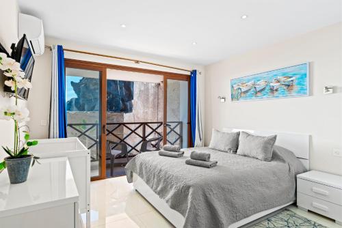 圣地亚哥港Duplex Ocean View Apartment in Neptuno的白色的卧室设有床和窗户