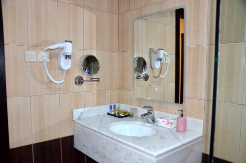 艾卜哈فندق فربيون ابها - Ferbion Hotel Abha的一间带水槽和镜子的浴室