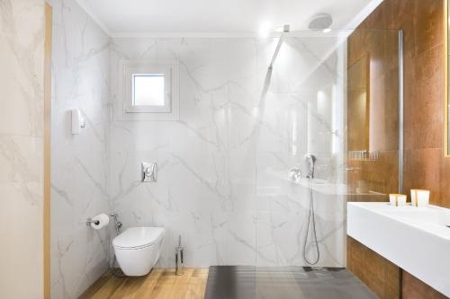 波托什Alexandra Elegance Bridging Generations的带淋浴和盥洗盆的白色浴室
