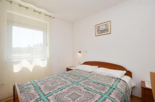 罗维尼Miro Apartment的一间卧室设有一张大床和窗户