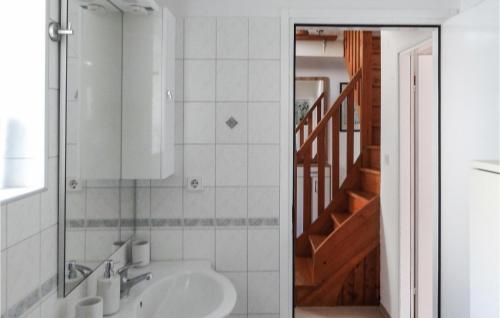乌尼耶岛Awesome Apartment In Unije With Wifi的一间带水槽和镜子的浴室以及楼梯