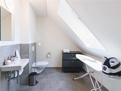 埃申茨Exklusive 4.5 Zimmer Wohnung für Familien und Business的一间带水槽和卫生间的浴室