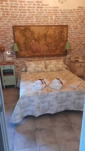 坎加斯-德奥尼斯La Posada del Canario的一间卧室配有一张床,上面有两条毛巾