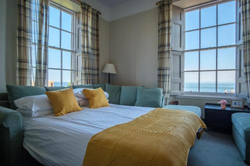 DysartJohn McDouall Stuart View的一间卧室配有一张带黄色枕头的大床