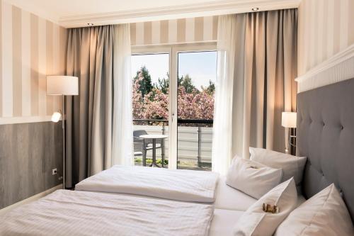 青斯特琴斯特四季度假酒店的酒店客房设有一张床和一个大窗户