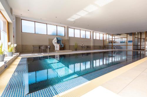 青斯特琴斯特四季度假酒店的大楼内的大型游泳池