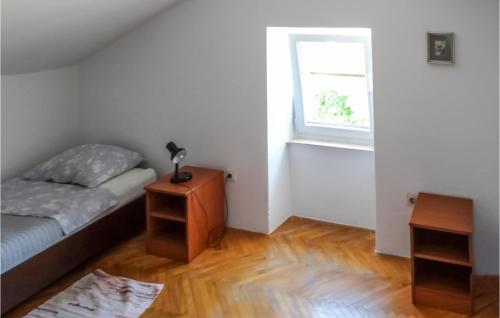 乌尼耶岛Awesome Apartment In Unije With Wifi的一间小卧室,配有床和窗户
