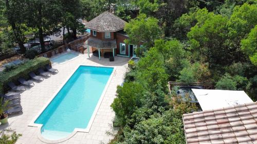 梅桑热Village Nature et Océan à côté de la plage avec piscine et jacuzzi的房屋旁游泳池的顶部景色