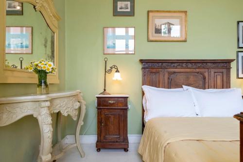 埃尔莫波利斯Villa Maria-Syros的一间卧室配有一张床、一张桌子和一面镜子