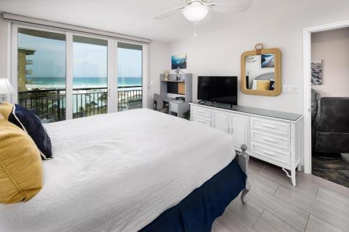 沃尔顿堡滩Nautilus 2510 Gulf View 2 Bedroom 5th Floor Free Beach Service的一间卧室设有一张大床,享有海景