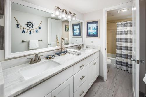 沃尔顿堡滩Nautilus 2510 Gulf View 2 Bedroom 5th Floor Free Beach Service的一间带水槽和大镜子的浴室
