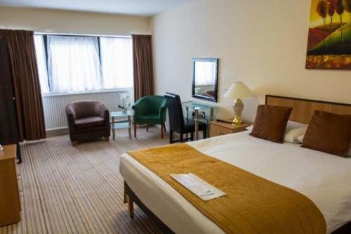 彼得黑德沃特赛德酒店的酒店客房带一张床、一张桌子和椅子