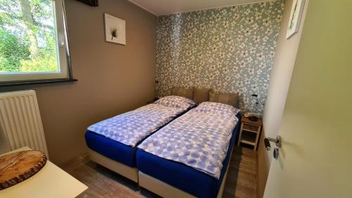 辛佩尔费尔德Belle - Mooi Zuid Limburg的一间小卧室,配有床和窗户