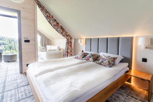新塔尔格Kurka Chata的一间卧室设有一张大床和大窗户