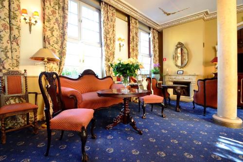 格但斯克波德维尔斯旧城区格但斯克酒店的客厅配有沙发、椅子和桌子