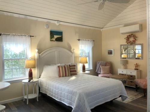 五月岬郡Cape cottage inn的一间带白色大床的卧室和一间浴室