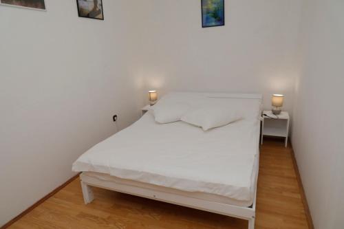 大戈里察Maple place的一张白色的床,上面有两盏灯