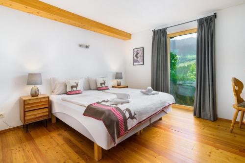 基茨比厄尔Chalet Mora-lodge by Alpine Host Helpers的一间卧室设有一张大床和一个窗户。