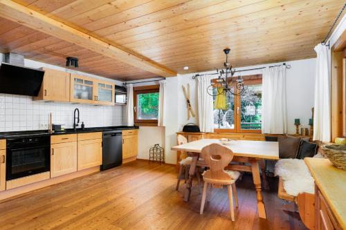 基茨比厄尔Chalet Mora-lodge by Alpine Host Helpers的厨房设有木制天花板和桌椅