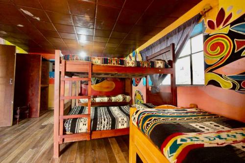 伊瓦拉富希奥特拉埃斯佩兰萨旅馆的一间卧室配有一张双层床和一张双层床,