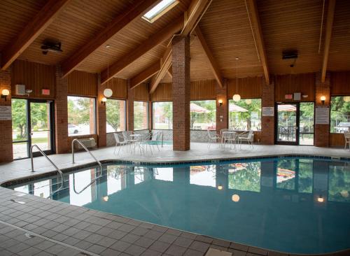 LomiraLomira Inn and Suites的一座大型游泳池,位于一座带窗户的建筑内